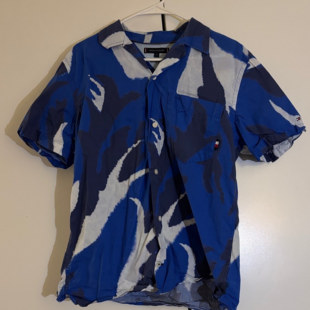 TOMMY HILFIGER : Abstract Blue and White Shirt